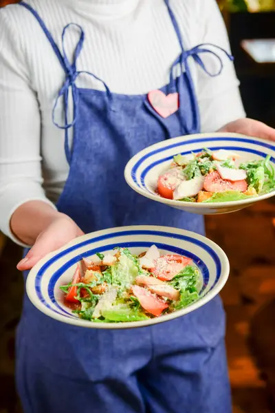 Salada Caesar Servida Por Garçom Restaurante Restaurante Dois Pratos Salada — Fotografia de Stock