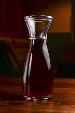 Siyah arka planda sıcak şarap bardağının içinde. Noel zamanı, kış zamanı. Soğuk hava için sıcak içecek.