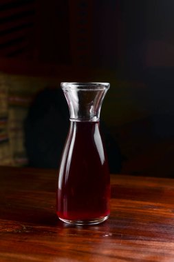 Siyah arka planda sıcak şarap bardağının içinde. Noel zamanı, kış zamanı. Soğuk hava için sıcak içecek.