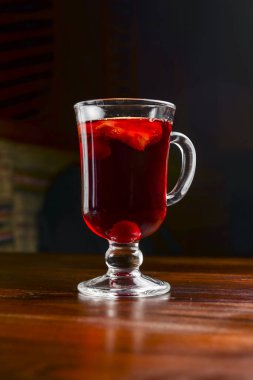 Siyah arka planda sıcak şarap bardağının içinde. Noel zamanı, kış zamanı. Soğuk hava için sıcak içecek.