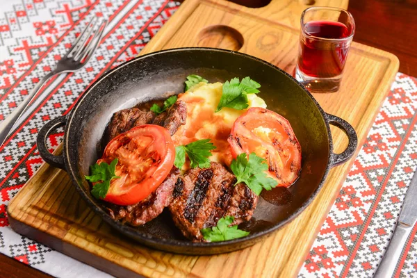 Närbild Saftig Biff Serveras Kastrull Med Bbq Grillade Tomater Över — Stockfoto