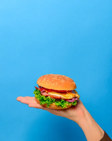 햄버거가 있습니다 찌그러진 패스트푸드 — 스톡 사진
