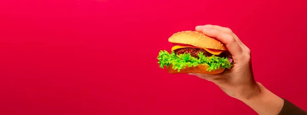손으로 햄버거가 있습니다 찌그러진 패스트푸드 — 스톡 사진