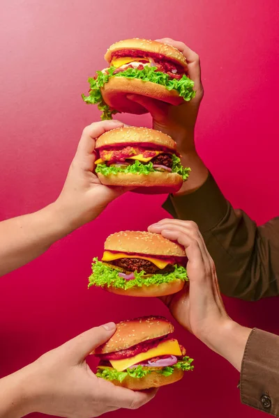 쇠고기구운 햄버거를 얹었습니다 햄버거 찌그러진 패스트푸드 — 스톡 사진