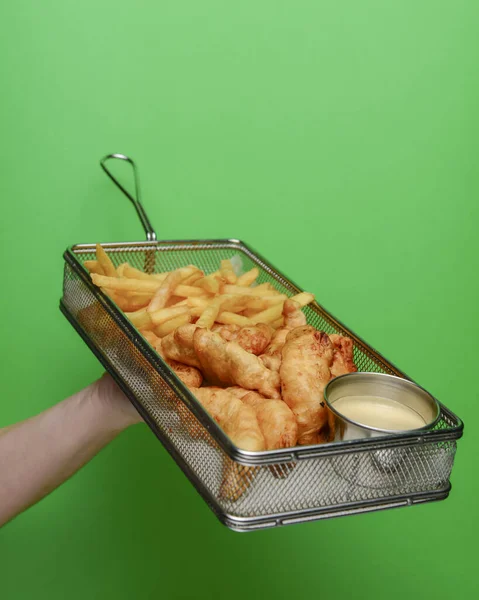 Geroosterde Kippenvleugels Frietjes Een Metalen Dienblad Groene Achtergrond Kopieer Ruimte — Stockfoto