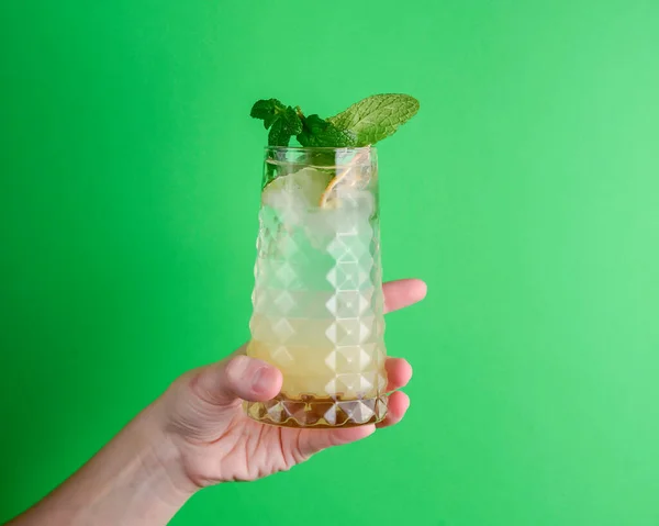 Limonade Met Munt Een Hand Heldergroene Achtergrond Alcoholische Drank Leuke — Stockfoto