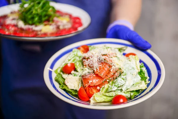 Salmão Defumado Com Salada Legumes Servida Por Garçom Restaurante Restaurante — Fotografia de Stock