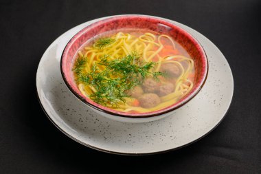 Tavuklu şehriye çorbası, miso ramen çorbası ve siyah arka planda bir kase. Asya mutfağı konsepti, kapatın..
