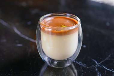 Lokantada ya da kafede küçük bir bardakta çikolatalı kahve pudingi. Arka plan bulanık. Konsepti tüketiyorum.