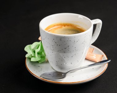 Siyah arka planda kahve espresso. Kahve saati, siyah üzerine izole edilmiş. Kahveli beyaz fincan..