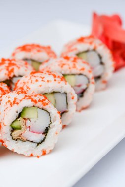 Beyaz arka planda beyaz tabakta havyarlı suşi seti. Geleneksel Japon mutfağı kavramı. Sekiz parçalı suşi seti..