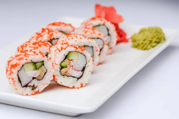 Sushi Set Met Kaviaar Witte Plaat Witte Achtergrond Traditioneel Japans — Stockfoto