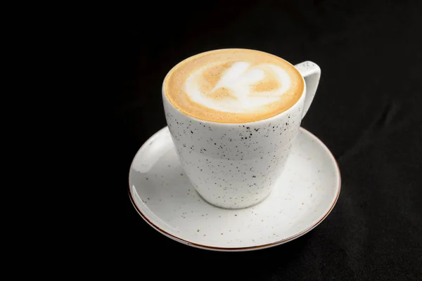 Filiżanka Kawy Americano Mlekiem Czarnym Tle Czas Kawę Odizolowany Czarno — Zdjęcie stockowe