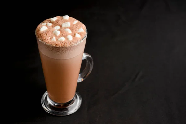 Heiße Schokolade Mit Marshmallows Auf Schwarzem Hintergrund Glas Kakao Über — Stockfoto