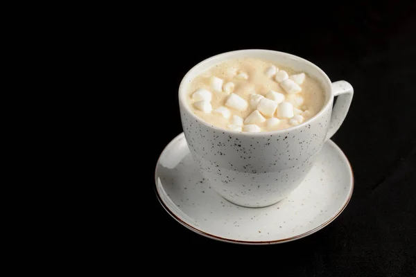 Secangkir Kopi Latte Dengan Marshmellow Dengan Latar Belakang Hitam Waktunya — Stok Foto