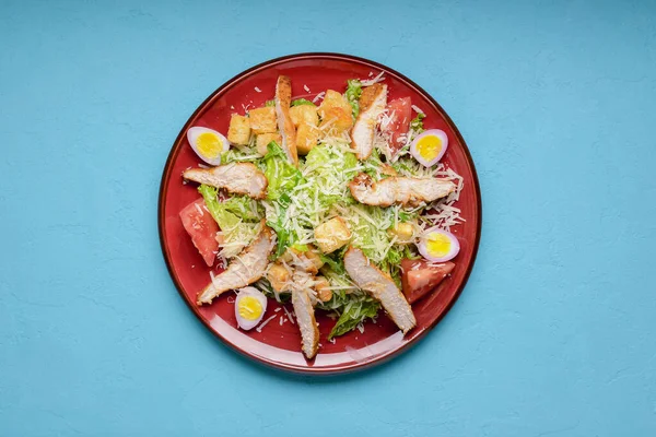Prato Vermelho Caesar Salad Sobre Fundo Azul Conceito Cozinha Tradicional — Fotografia de Stock