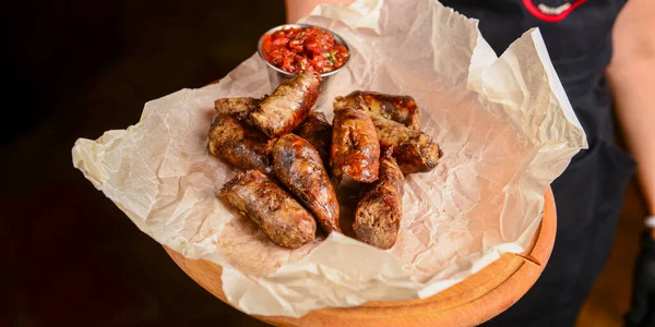 Carne Grelhada Deliciosa Sortida Com Molho Servido Pelo Garçom Tábua — Fotografia de Stock