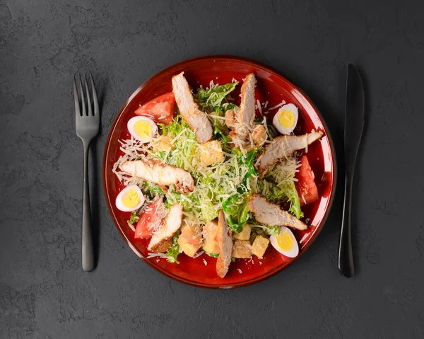Prato Vermelho Caesar Salad Sobre Fundo Preto Conceito Cozinha Tradicional — Fotografia de Stock
