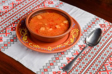 Borş, Ukrayna pancar çorbası geleneksel Ukrayna masa örtüsünün üzerinde seramik kase.