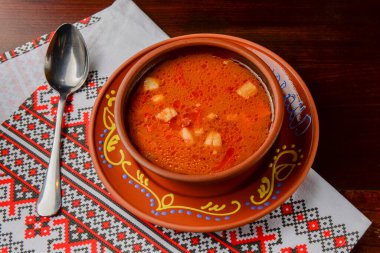 Borş, Ukrayna pancar çorbası geleneksel Ukrayna masa örtüsünün üzerinde seramik kase.