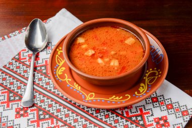 Borş, Ukrayna pancar çorbası geleneksel Ukrayna masa örtüsünün üzerinde seramik kase.