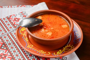 Borş, Ukrayna pancar çorbası geleneksel Ukrayna masa örtüsünün üzerinde seramik kase.