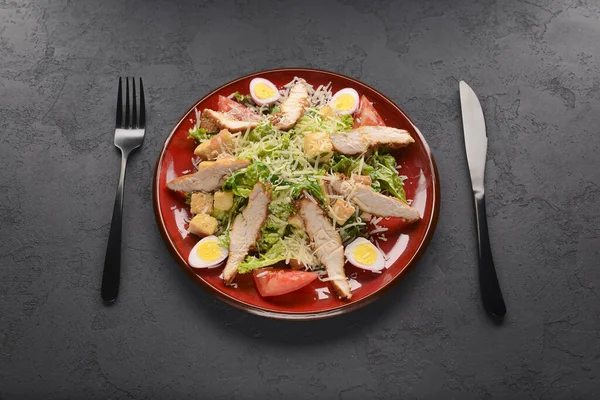 Prato Vermelho Caesar Salad Sobre Fundo Preto Conceito Cozinha Tradicional — Fotografia de Stock