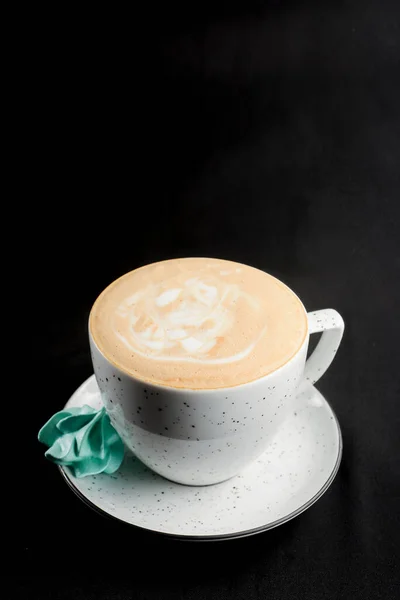 Egy Csésze Amerikai Kávét Tejjel Fekete Háttérrel Kávészünet Elszigetelve Feketétől — Stock Fotó