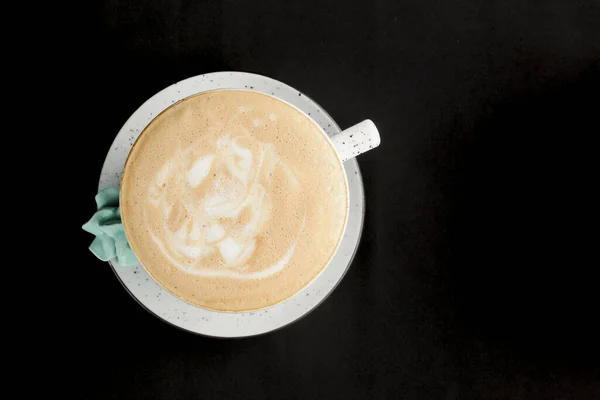 Egy csésze amerikai kávét tejjel, fekete háttérrel. Kávészünet, elkülönítve a feketén. — Stock Fotó