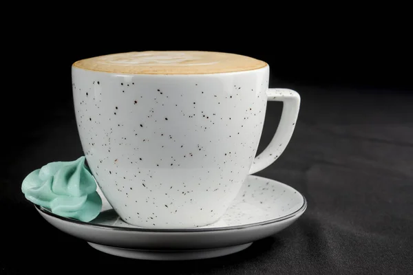 Egy csésze amerikai kávét tejjel, fekete háttérrel. Kávészünet, elkülönítve a feketén. — Stock Fotó