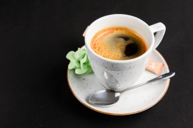Siyah arka planda kahve espresso. Kahve saati, siyah üzerine izole edilmiş. Kahveli beyaz fincan..