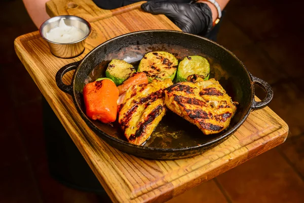 Sappige Dikke Porties Gegrilde Filet Steak Geserveerd Met Geroosterde Groenten — Stockfoto