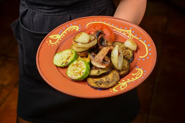 Legumes Raiz Assados Com Balsâmico Tomilho Churrasco Legumes Grelhados Servidos — Fotografia de Stock