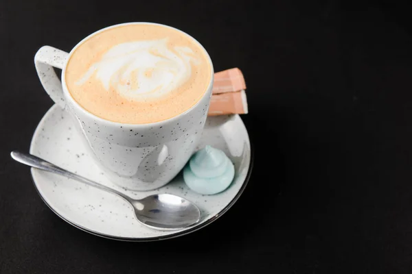 Tasse Amerikanischer Kaffee Mit Milch Auf Schwarzem Hintergrund Kaffeezeit Isoliert — Stockfoto