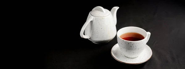 Siyah Arka Planda Çay Fincanı Çay Saati Yakın Boşluk Afişini — Stok fotoğraf