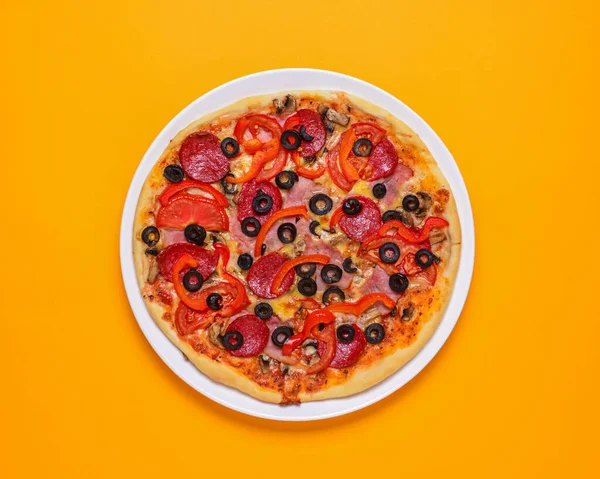 Una Pizza Peperoni Entera Cocida Cortada Rodajas Sobre Fondo Colorido — Foto de Stock