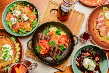 Ukrayna mutfağı konsepti, geleneksel yemekle kaplı bir masa. Geleneksel tarif, düz yatış.