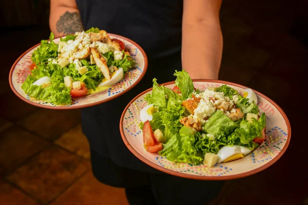 Caesar Salát Keramickém Talíři Servírovaný Číšníkem Restauraci Nebo Restauraci Tradiční — Stock fotografie