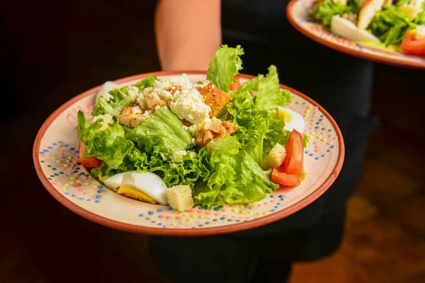 Caesar Salada Prato Cerâmico Servido Por Garçom Restaurante Restaurante Receita — Fotografia de Stock