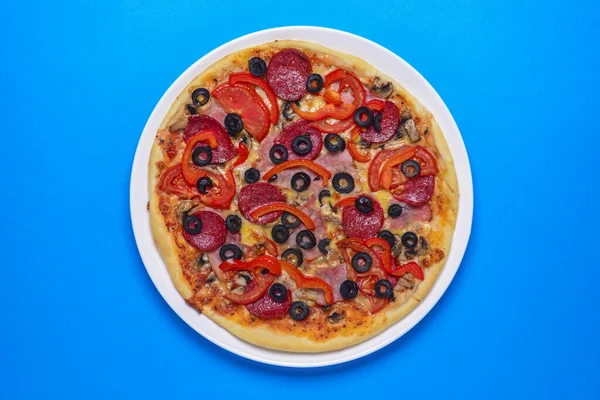 Una Pizza Peperoni Entera Cocida Cortada Rodajas Sobre Fondo Colorido — Foto de Stock