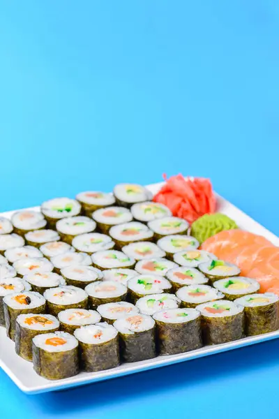 Sushi Velký Set Sloužil Bílém Talíři Nad Modrým Pozadím Tradiční — Stock fotografie