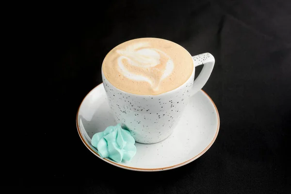 Kawa Cappuccino Białym Kubku Czarnym Tle Kopiuj Baner Kosmiczny Czas — Zdjęcie stockowe