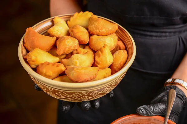 Pierogi börekleri Varenyky. Restoranda ya da lokantada garsonun verdiği ekşi kremalı ev yapımı hamur tatlısı yığını. Garson servisi konsepti, Ukrayna mutfağı.