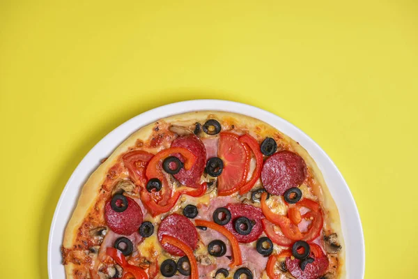 Una Pizza Peperoni Entera Cocida Cortada Rodajas Sobre Fondo Amarillo — Foto de Stock