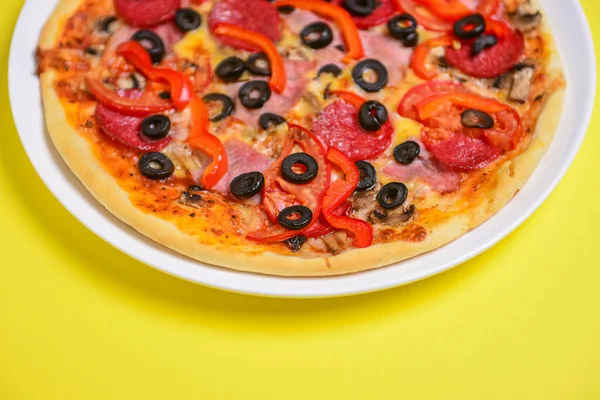 Uma Pizza Peperoni Inteira Cozida Fatiada Fundo Amarelo Colorido Várias — Fotografia de Stock