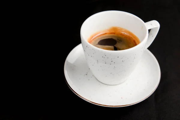 Kávé Eszpresszó Fekete Háttérrel Kávészünet Elszigetelve Feketétől Fehér Csésze Kávéval — Stock Fotó