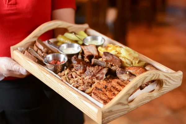 混合烤肉和胡椒酱在木板上 餐厅或餐馆的侍者食用 整个晚餐 模糊的背景 外出就餐的概念 — 图库照片