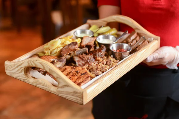 混合烤肉和胡椒酱在木板上 餐厅或餐馆的侍者食用 整个晚餐 模糊的背景 外出就餐的概念 — 图库照片