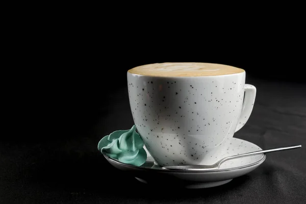 Egy Csésze Amerikai Kávét Tejjel Fekete Háttérrel Kávéidő Feketén Elzárva — Stock Fotó
