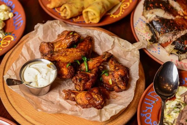 Kippenvleugeltjes Met Saus Geserveerd Een Tafel Voor Het Diner Hele — Stockfoto